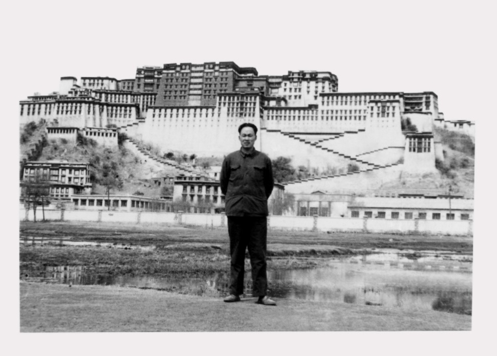 E:\221107\谢庆奎老师后事\谢庆奎老师纪念专栏\四、谢庆奎珍贵照片\1976年10月中旬，谢庆奎带领北大国政系部分工农兵学员到西藏实习。这是在拉萨市布达拉宫前的空地上。.jpg